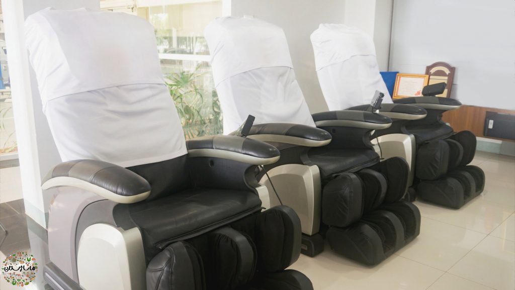  سه دستگاه صندلی ماساژ در دفتر کار جهت انجام ماساژ در محل