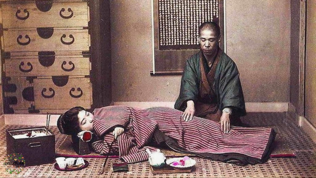 زن و مرد ژاپنی در حال انجام ماساژ آنما در زمان قدیم