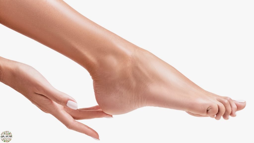 دختر یا زن در حال لمس پاشنه پای خود با انگشت دست خود است