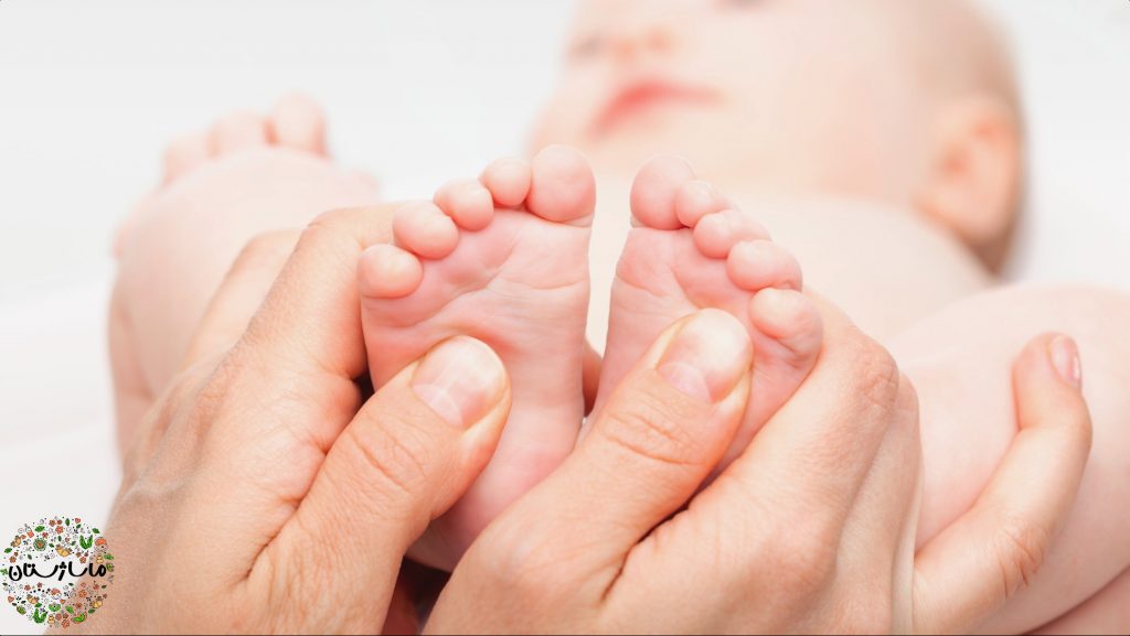 انجام ماساژ رفلکسولوژی یر روی پای نوزاد دراز کشیده توسط ماساژتراپیست