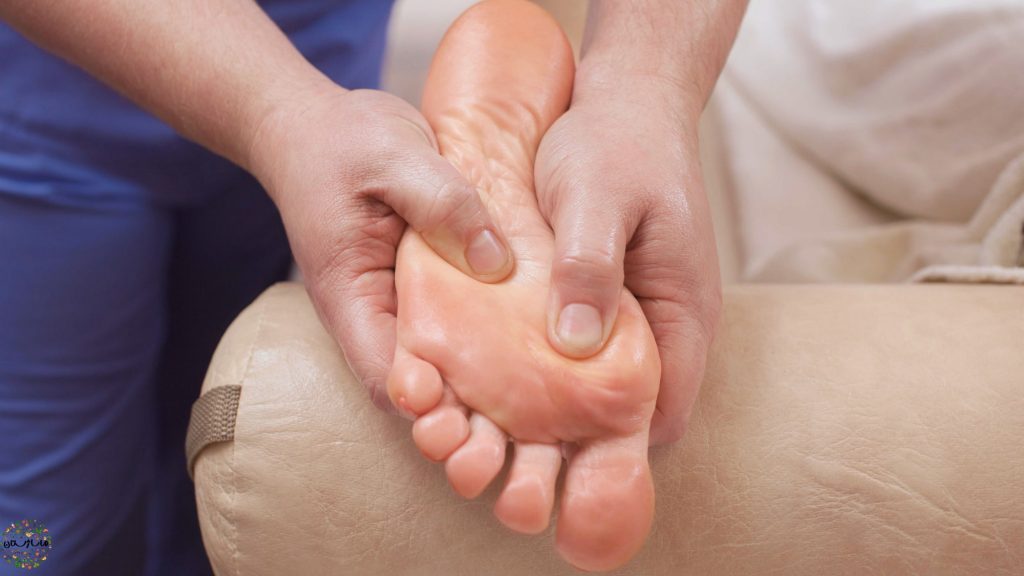 ماساژ بازتاب درمانی پای آقا با دو دست