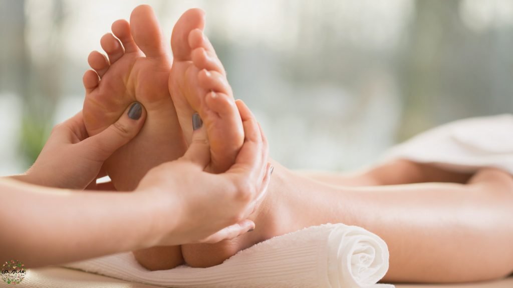 انجام ماساژ رفلکسولوژی توسط ماساژور زن با دو دست روی کف پای زن